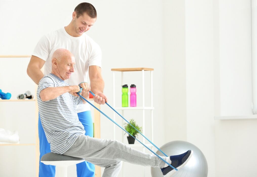 Θεραπεία Coxarthrosis σε ηλικιωμένο άνδρα με θεραπεία άσκησης